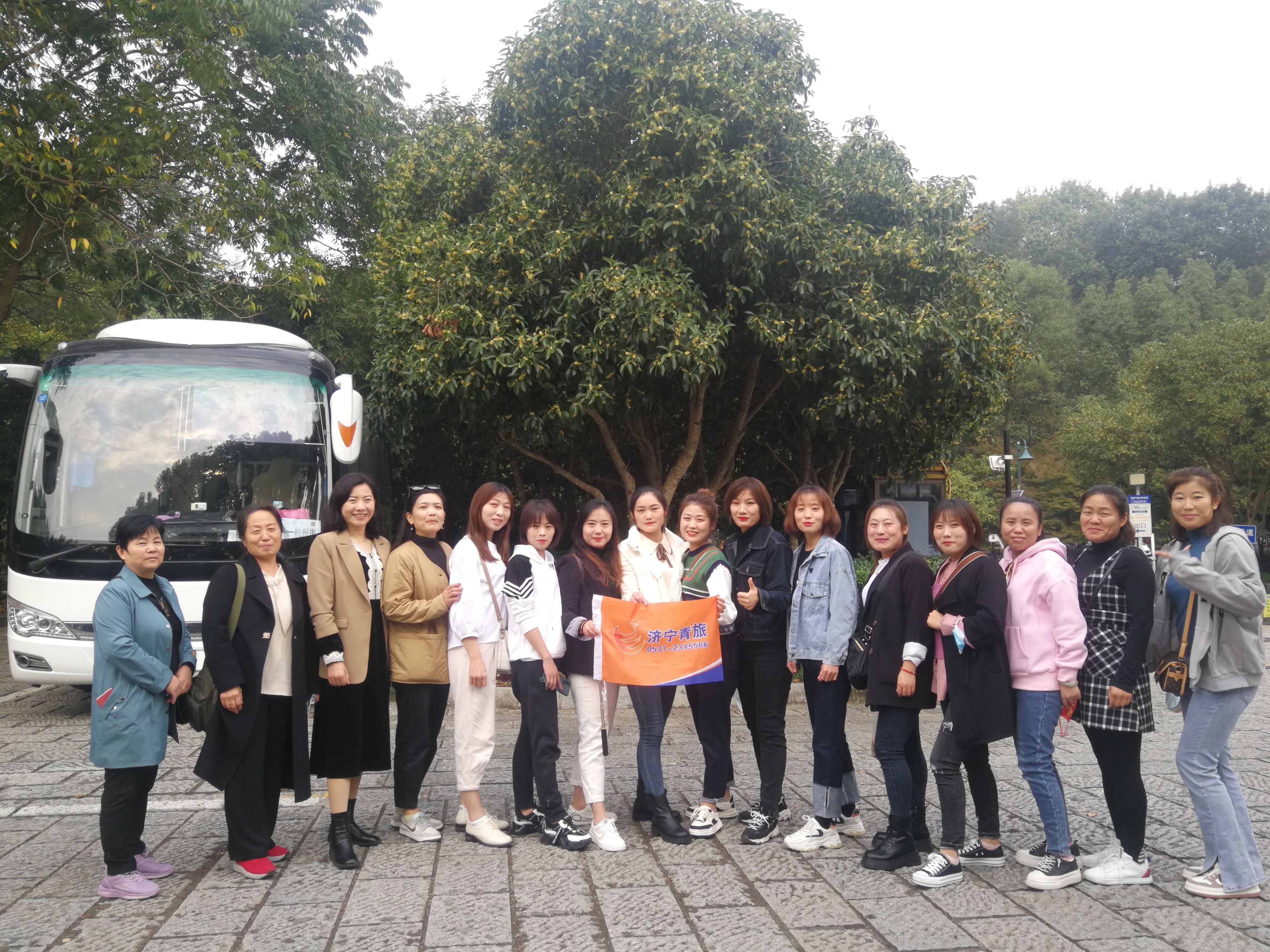 点击查看详细信息　标题：团队在杭州西湖 阅读次数：466