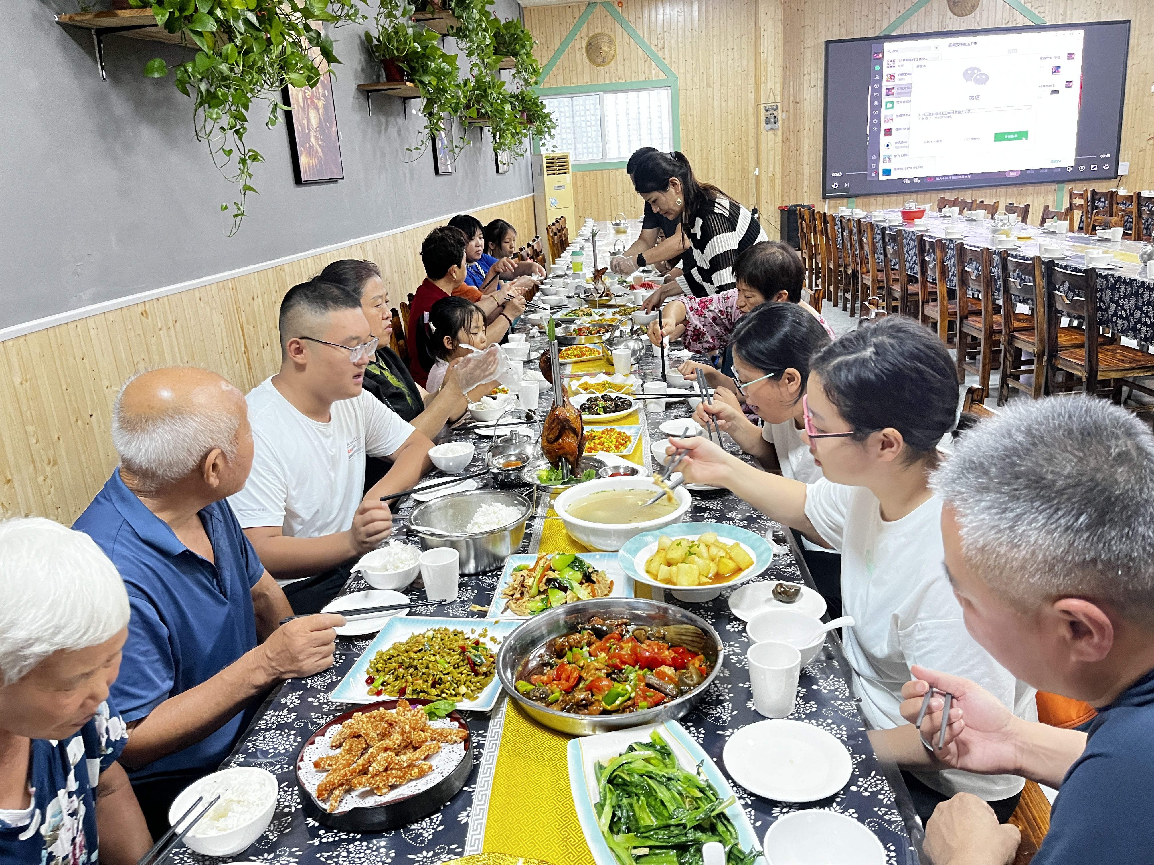 点击查看详细信息　标题：青旅游客在桂林用餐 | 济宁旅行社13792310010　 阅读次数：69