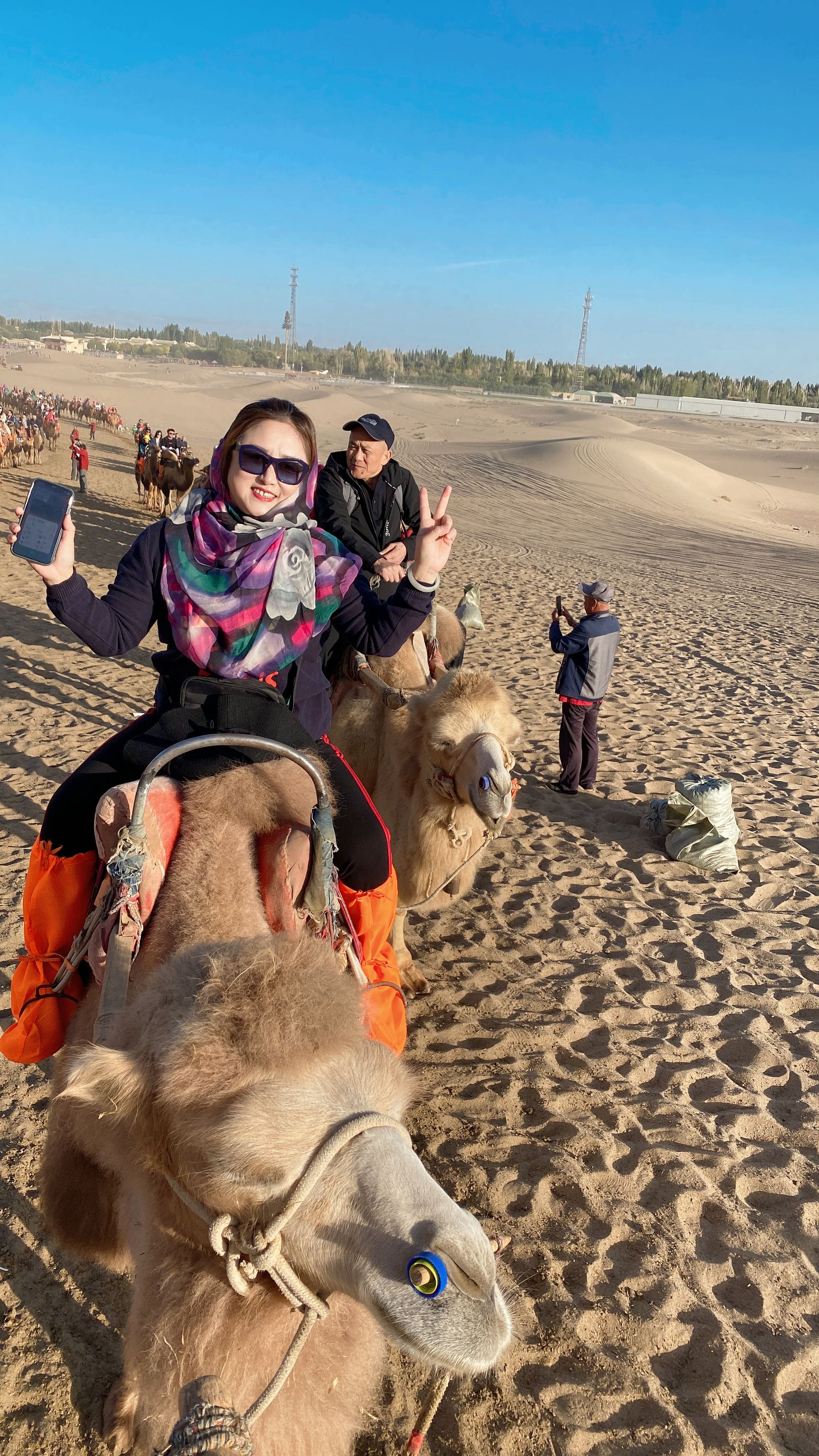 点击查看详细信息　标题：游客在甘肃嘉峪关 |骑骆驼 阅读次数：140
